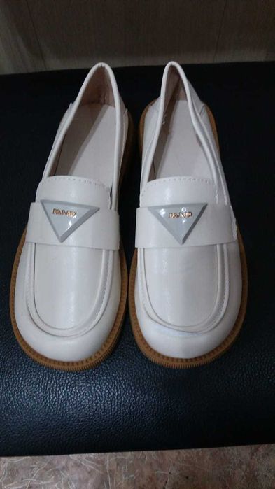 Продам туфли белые