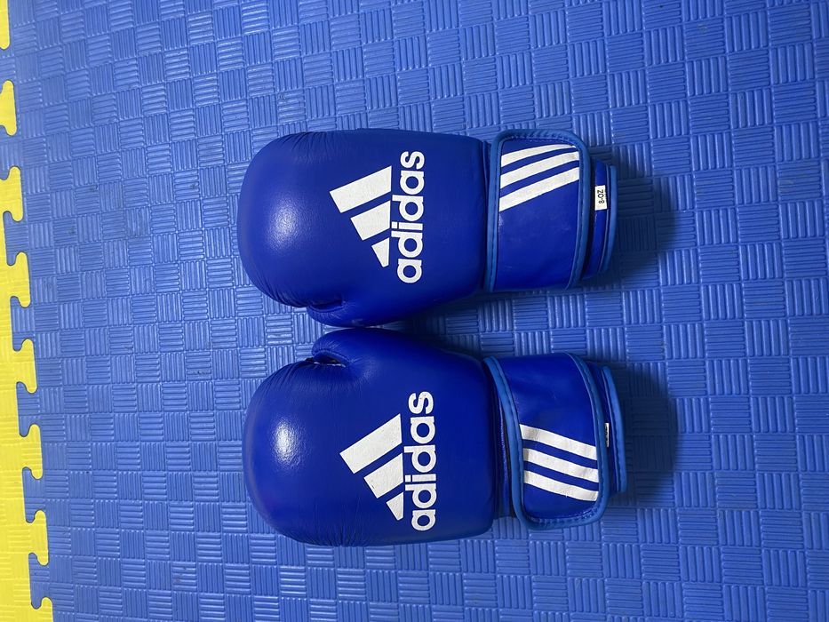 Боксерские перчатки , лапы, инвентарь.