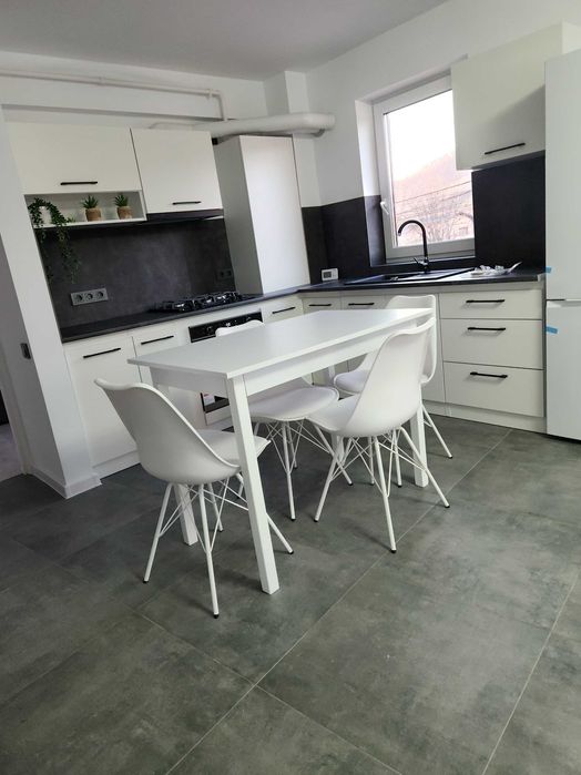 Central inchiriez apartament  3 camere 72 mp et l ,imobil nou