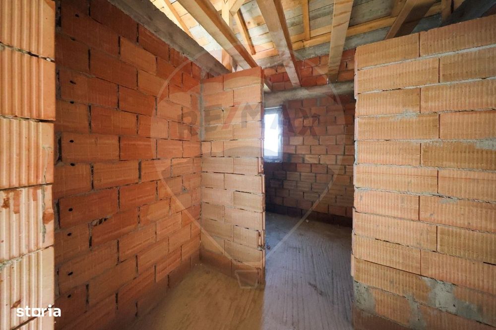 Duplex  la roșu cu 2 apartamente - 6 camere, terase generoase și curte