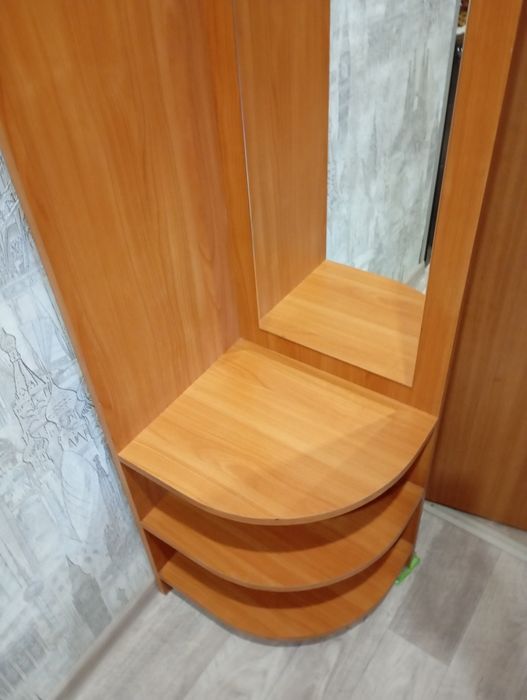 Зеркало , угловой шкаф с полками
