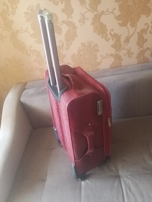 Чемодан с колесиками