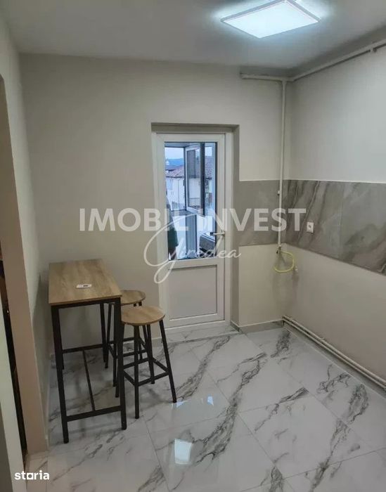 Garsoniera de vanzare, balcon si boxa la subsol – Tolstoi, 48.000 Eu