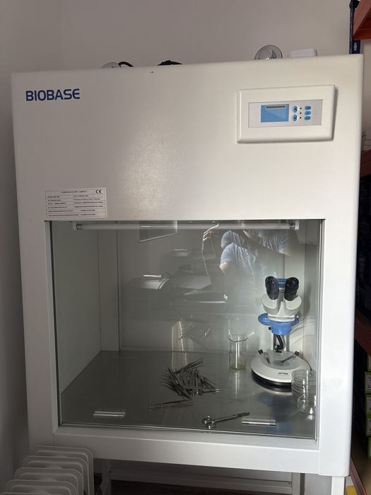 Hotă cu flux laminar BIOBASE BBS-V800 – stare impecabilă