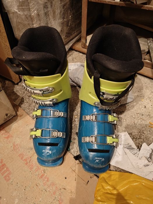 Детски ски, обувки, каска и щеки комплект.