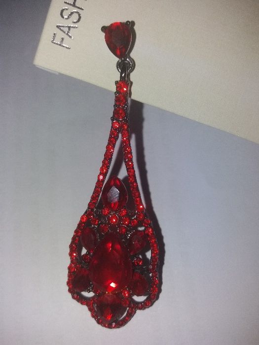 Червена гривна с камъни