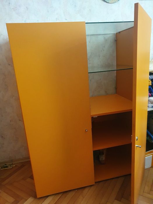 Оранжеви шкаф/витрина