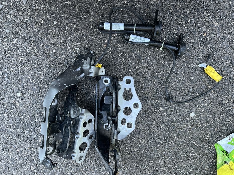 Mercedes W205 пиропатрони/панти преден капак