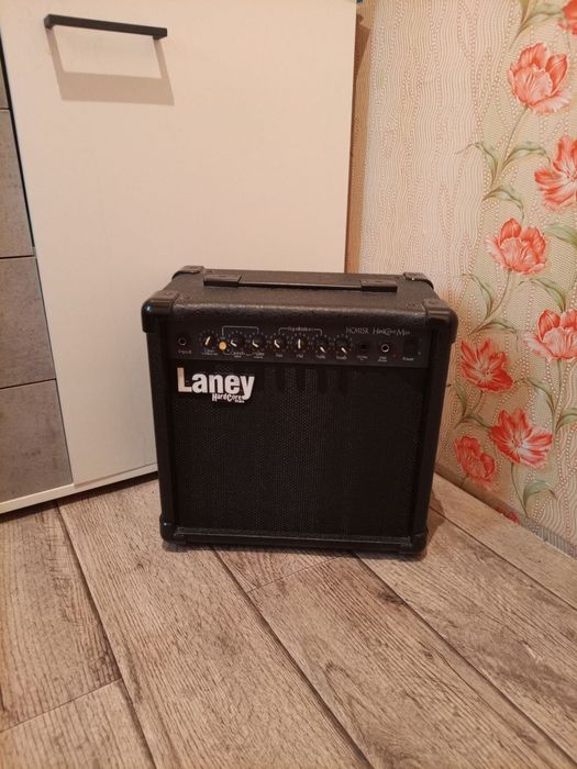 Гитара Fender Squier Stratocaster HSS + комбик Laney 15W