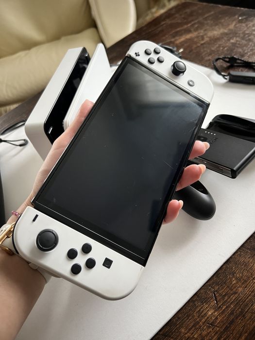 Consola Nintendo Switch OLED cu husa si 2 jocuri incluse