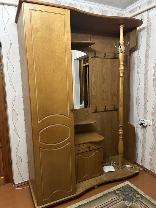 Шкаф и вешалка для прихожки