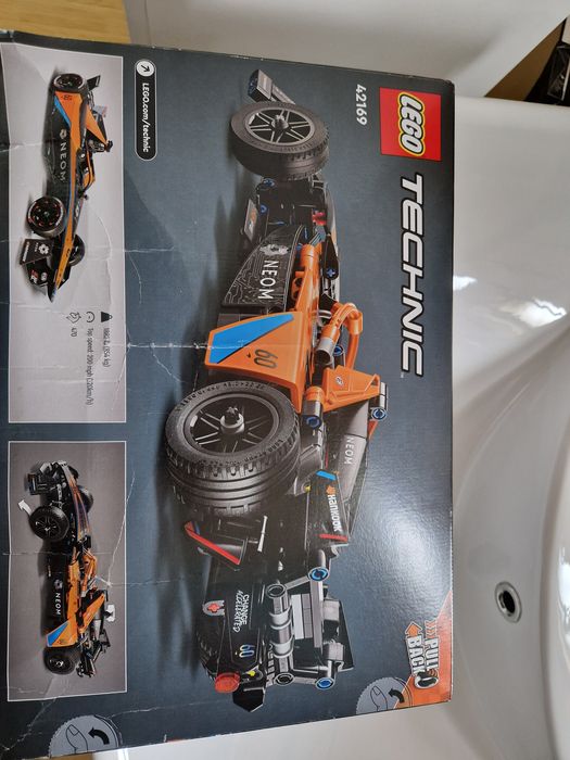 Mașina de curse Neom McLaren