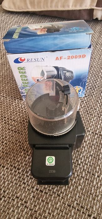 HRĂNITOR  automat   Pesti Acvariu