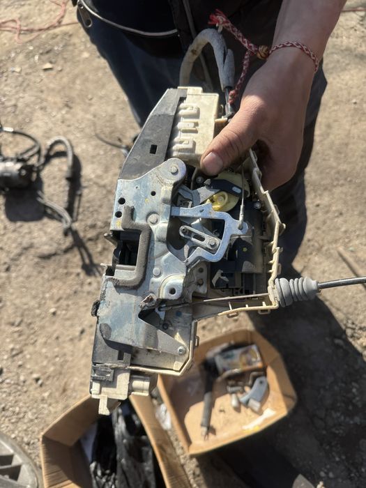 MERCEDES C219 CLS барче ключалки стоп предно стъкло