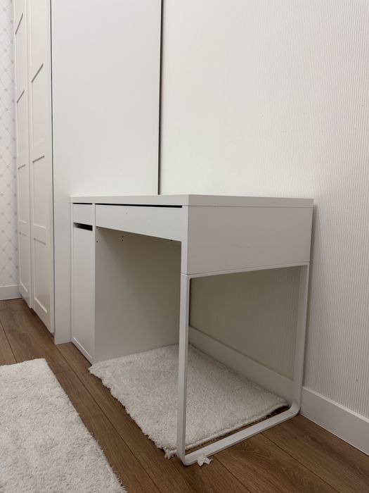 Письменный стол IKEA в хорошем состоянии