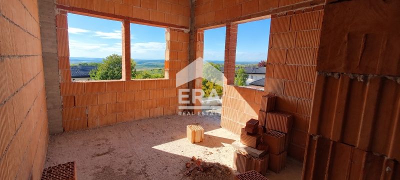 Двуетажна новострояща се къща с панорамна гледка в с. Калиманци