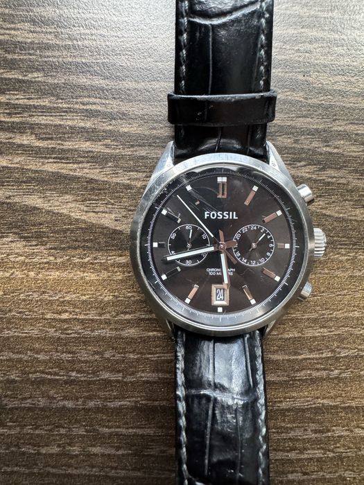 Продавам часовник Fossil в много добро състояние, с нормални следи от употреба. 10 ATM