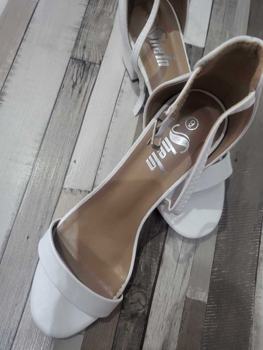 Бели сандали на ток