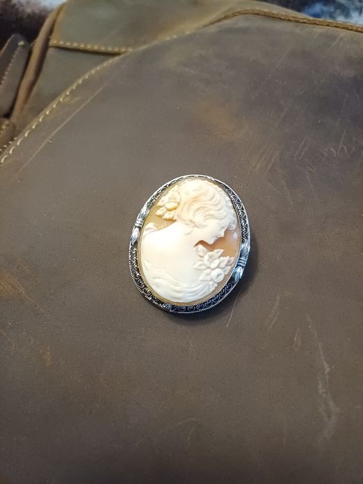 Сребърни Брошки Камея
