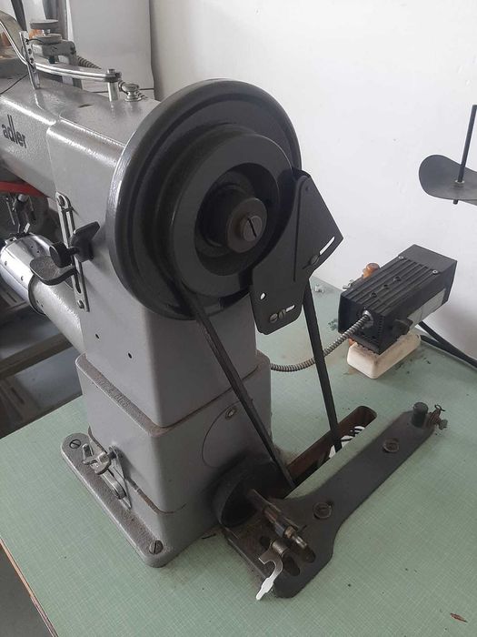 Masina industriala de cusut Adler