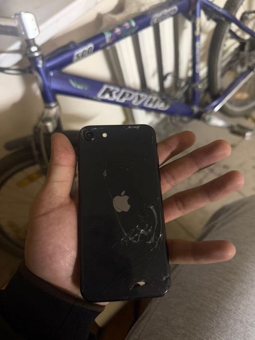 Айфон Se 2020 продаю напишите на ватсап на олх не могу написать