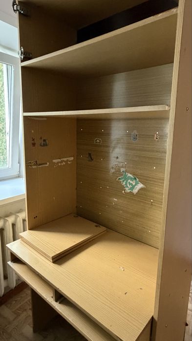Отдам шкаф, столы, тумбы, пианино