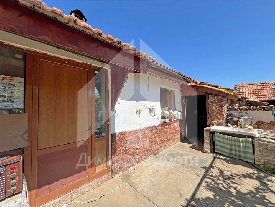 Продава еднофамилна, тухлена къща с 2 ДКА двор на 70 км от Варна.