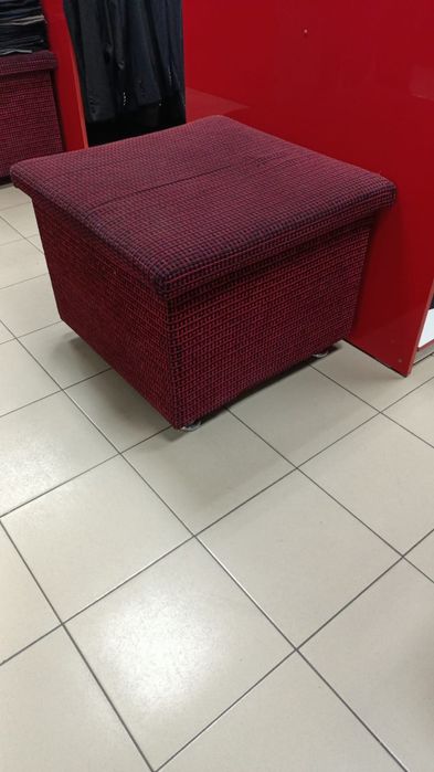 Продам 2 пуфика вместительные.