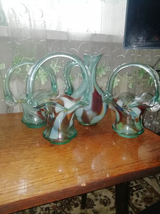 Продам стеклянные вазы и гграфин