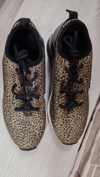 Дамски златисти маратонки