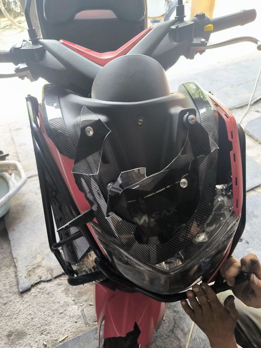 Скутер бензинли 50 кубли янги бир хафта миниб деворга урилган сотилади