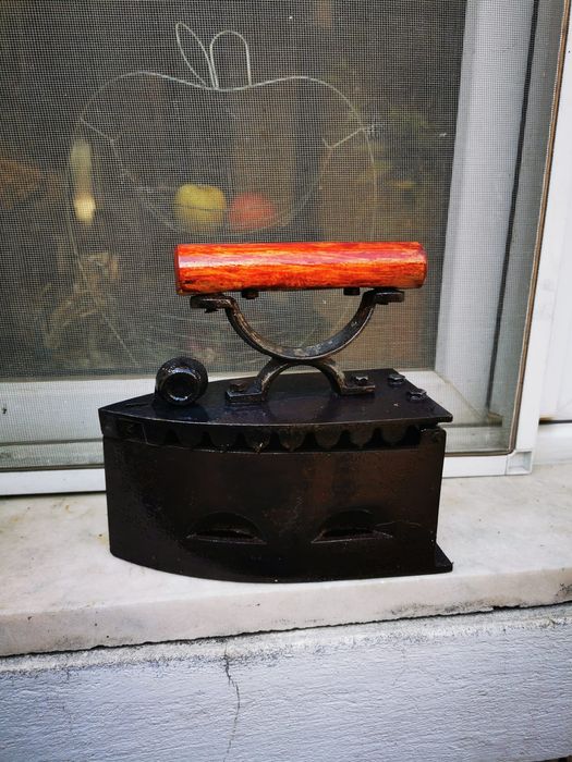 Vând fier de calcat pe cărbuni,vintage din otel brut