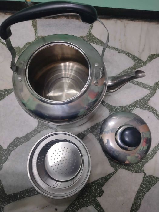 метален чайник с цедка