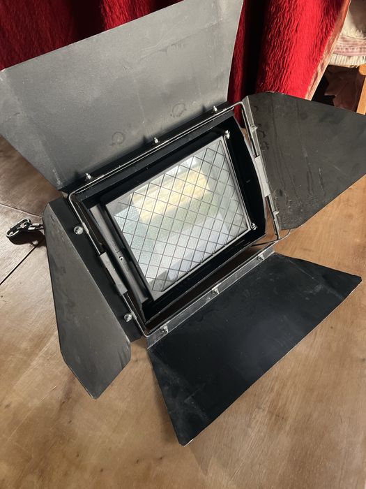 Прожектори и вани за студийно, сценично осветление