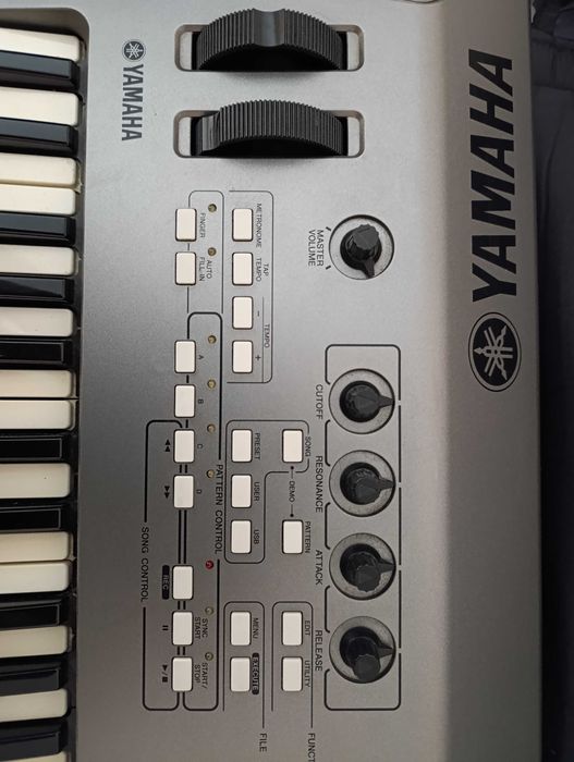 Продавам синтезатор Yamaha MM6