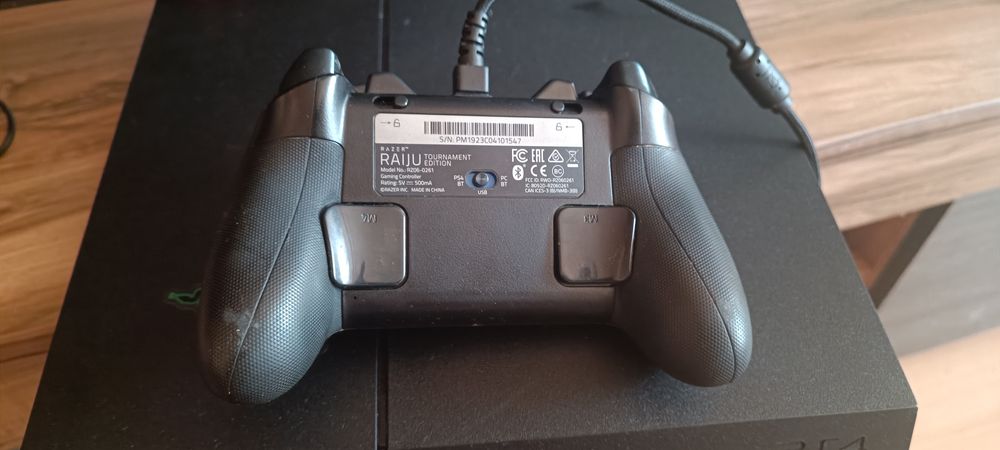 Ps4.  500gb + controler Raiju Preț 650 ron
