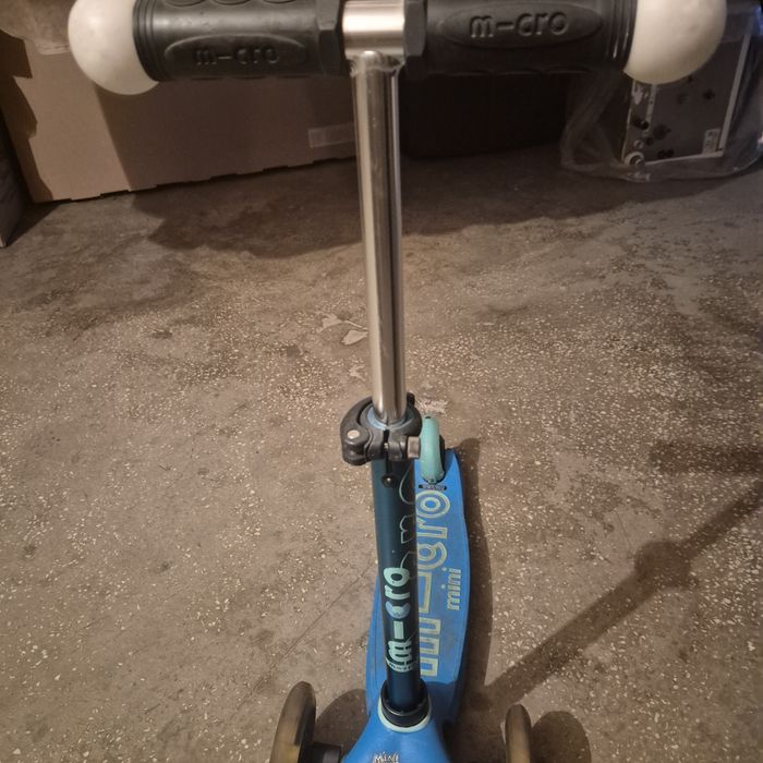 Trotineta mini micro albastra roti si manere ghidon luminoase