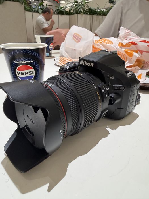 Nikon D5200 APS-C DSLR в комплект със Sigma 18-200mm f/3.5-6.3 II