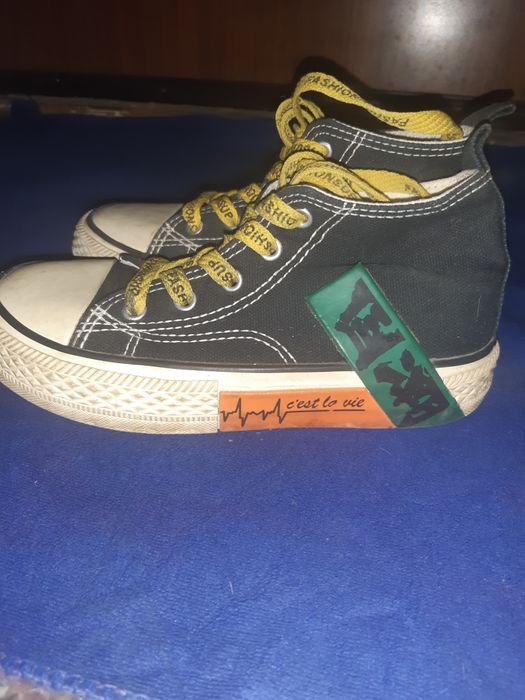 Срочно продам детские кеды