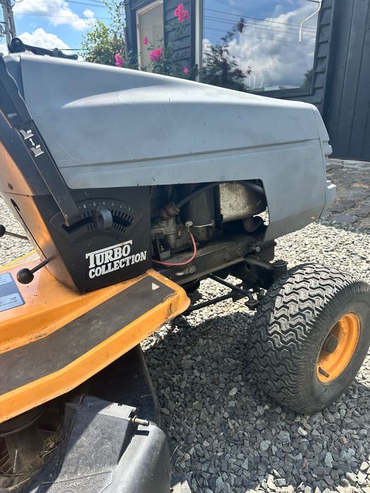 Tractoraș tuns gazonul