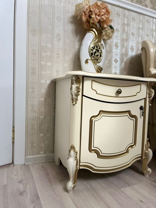 Продаю зеркало с тумбами