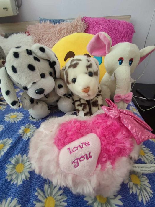 3 плюшени играчки и пееща възглавничка