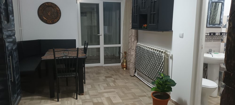 Inchiriez apartament la casa