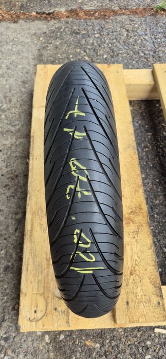 O anvelopa moto Michelin 120/70 ZR17.