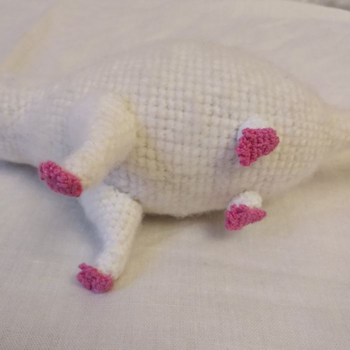 Вязаная игрушка мышка