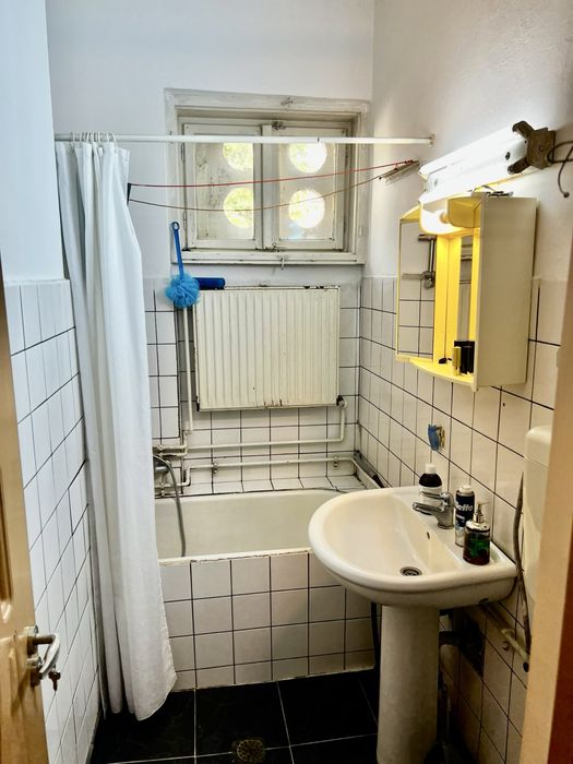 Vând apartament - 2 camere + debara, boxă la beci, spațiu în pod și loc de parcare -Piața mică
