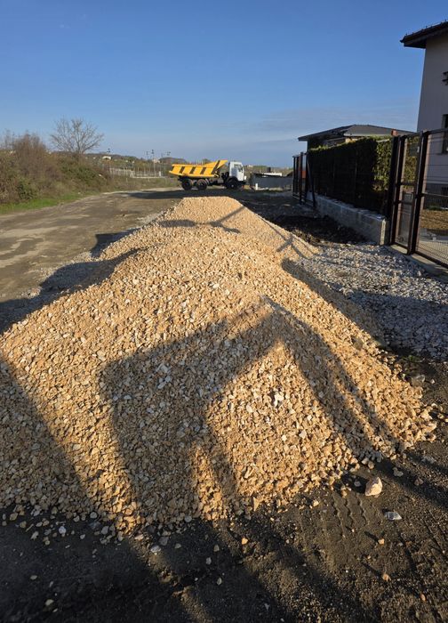Пясък, чакъл, трошен камък, речен филц, хумус, замазка
