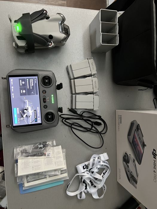 Drona dji mini 4 pro fly more combo