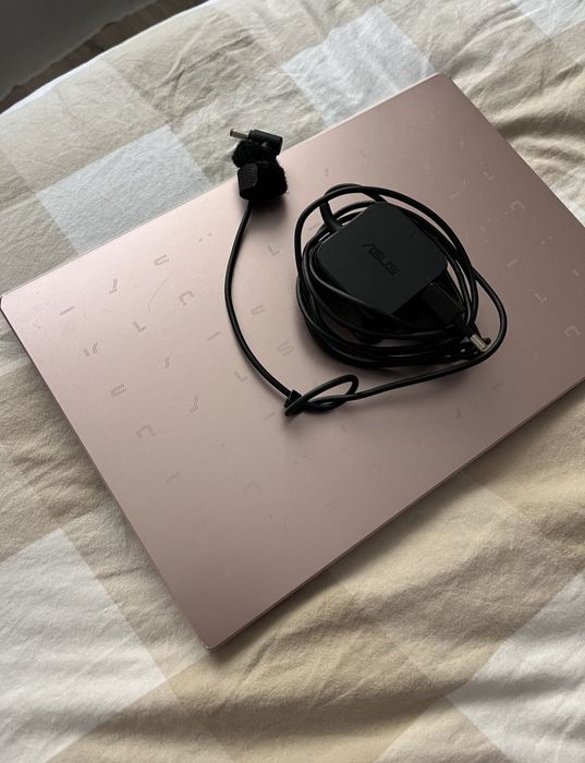 ASUS E210 folosit foarte puțin