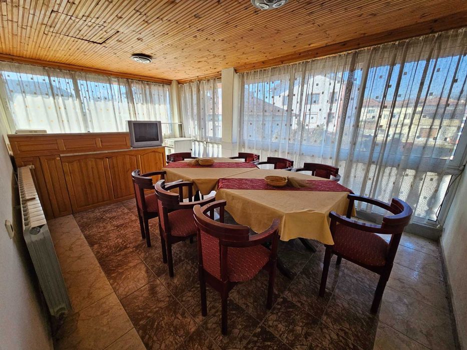 3-етажна къща с басейн и голям двор в квартал Каменица